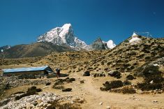 F1-016 Dingboche Lodge Berg Stupa.jpg